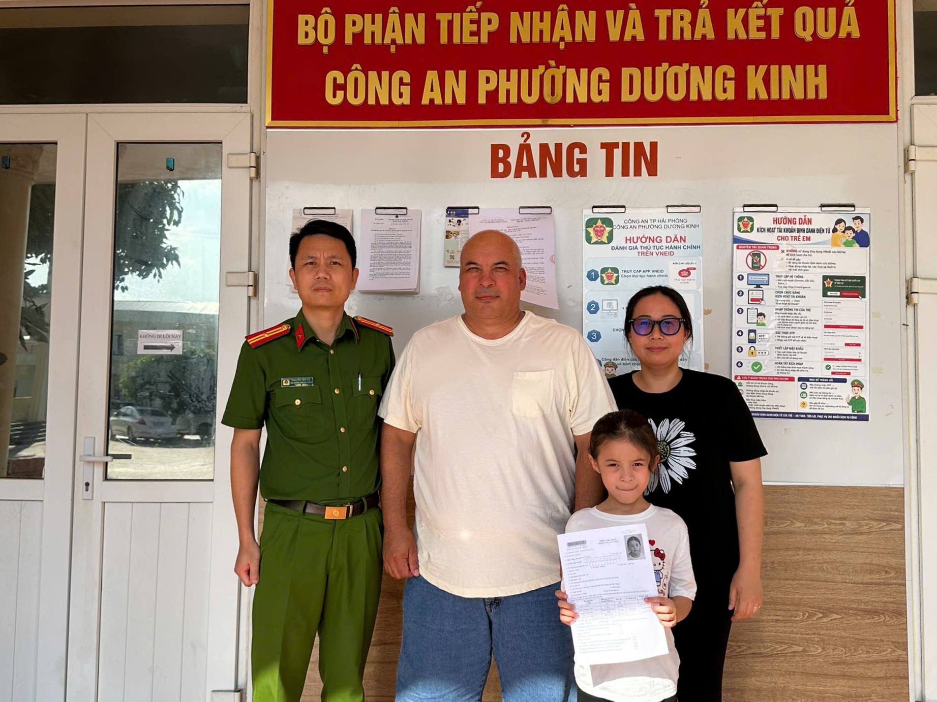 Công an phường Dương Kinh đăng ký thường trú cho công dân Hoa Kỳ